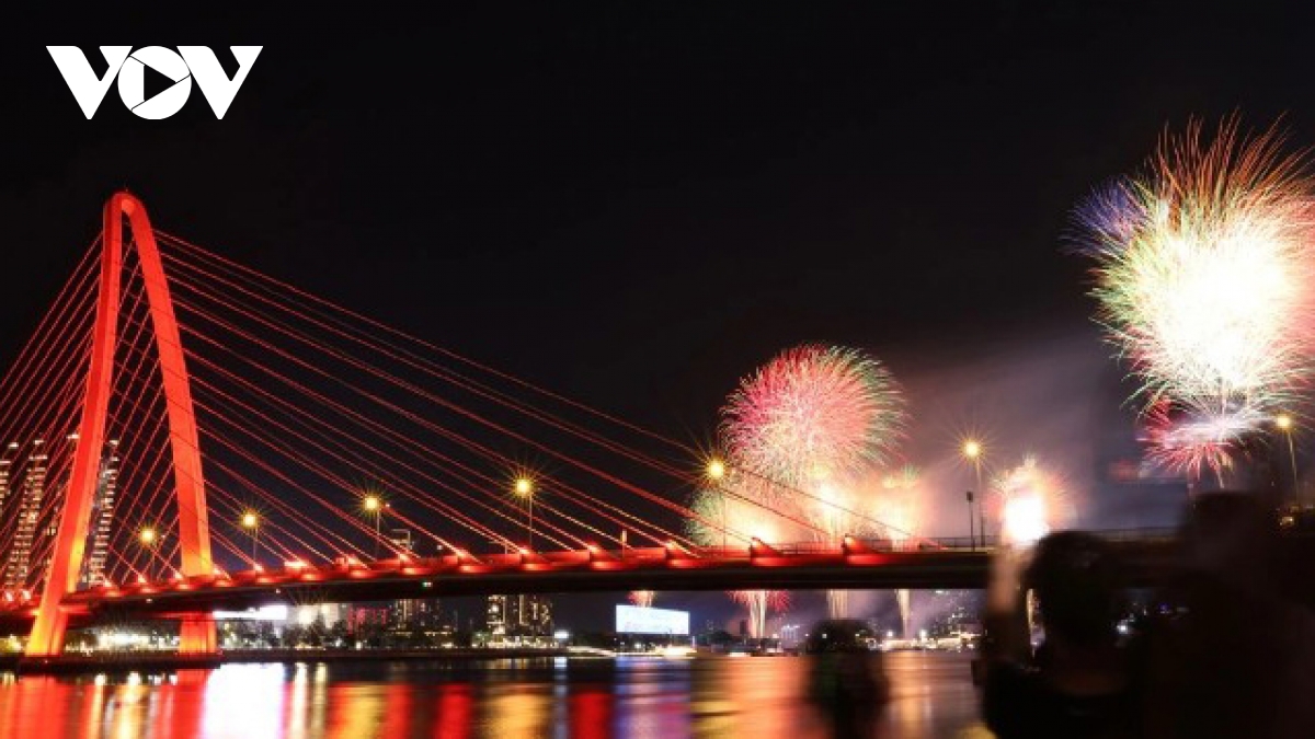 Radiant night in HCM City with dazzling fireworks for 50th reunification anniversary
